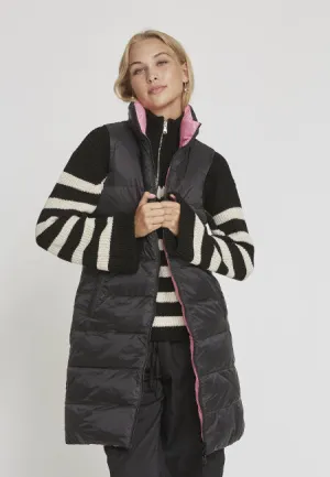 Reversible puffer sleeveless coat